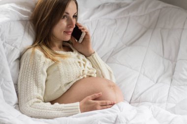 Hamile kız telefonda konuşurken