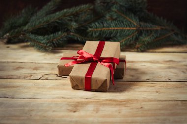 Kış kompozisyon. İki ahşap arka plan ve fi kutuları hediye