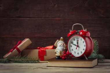Saat neredeyse gece yarısı, Noel Baba ve th üzerinde kartopu olduğunu