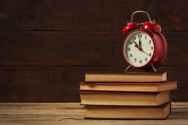 Kayıtlarda bir ahşap arka plan üzerinde bir çalar saat var