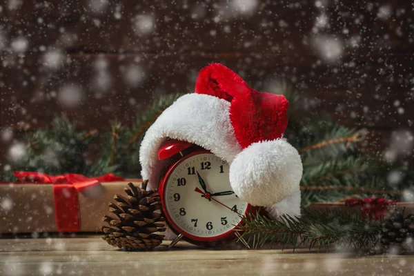 Подарунок, ялиця філій і ялиця конуса. Санта Клауса капелюх на годиннику. Г — стокове фото