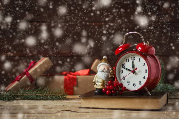 Подарунки, іграшки, майже опівночі годинник, Калина, книги та Санта Cl — стокове фото
