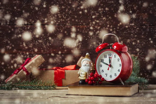 Beautiful Christmas composition. Gifts, toys, almost midnight cl — Stock Photo, Image