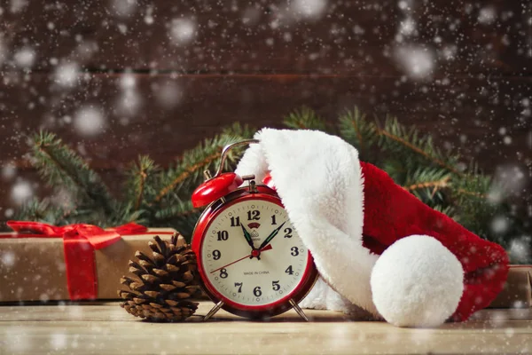 Санта Клауса капелюх на годиннику. Подарунок, ялиця філій і ялиця конуса. S — стокове фото