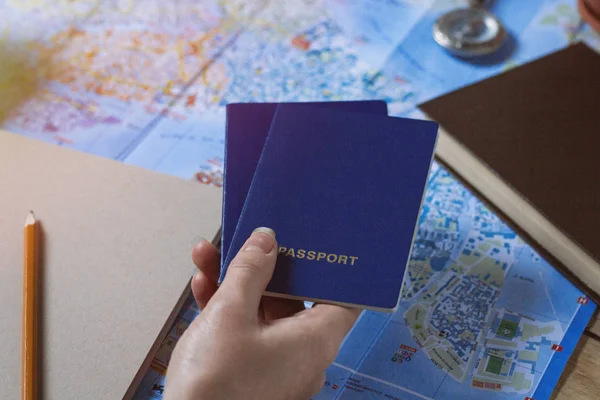 Koncepcja podróży. Rękę posiada dwa paszporty. Kompas, Uwaga: p — Zdjęcie stockowe