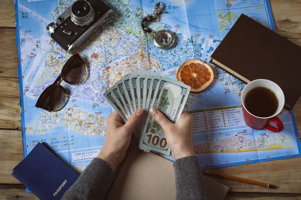 Reisekonzept. ein Mädchen in ihren Händen hält Geld. Karte, Passp — Stockfoto