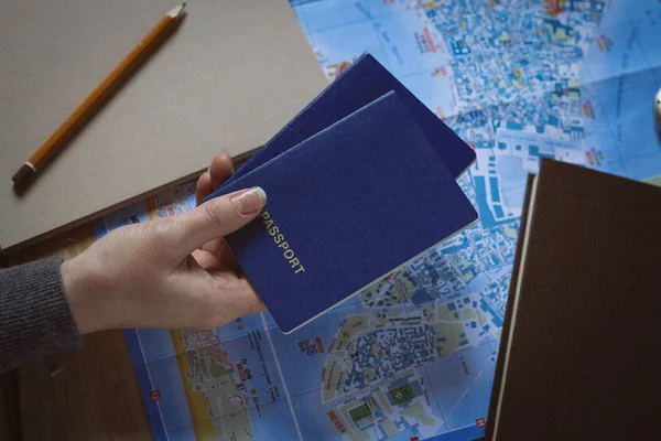 Koncepcja podróży. Kobiecej dłoni posiada dwa paszporty. Notatnik, długopis — Zdjęcie stockowe