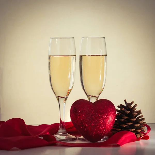 Güzel kompozisyon. İki kadeh şampanya, kalp, kırmızı RI ile — Stok fotoğraf