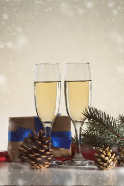 Şampanya ve bir hediye ve bir con gözlüklü Noel kavramı