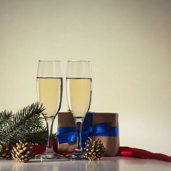 Concept de Noël avec verres de champagne et un cadeau. Beautifu — Photo