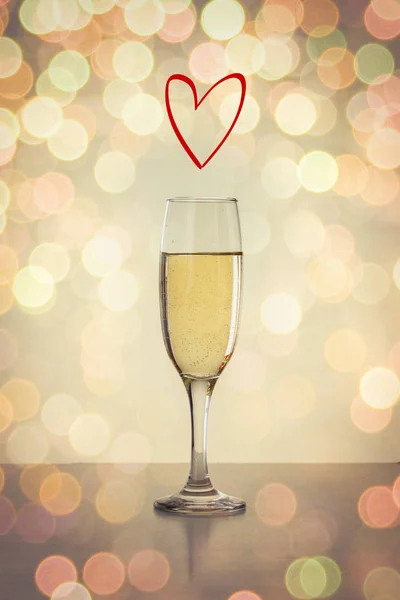 Bir bardak şampanya ve kalp ile. Çok renkli bokeh — Stok fotoğraf