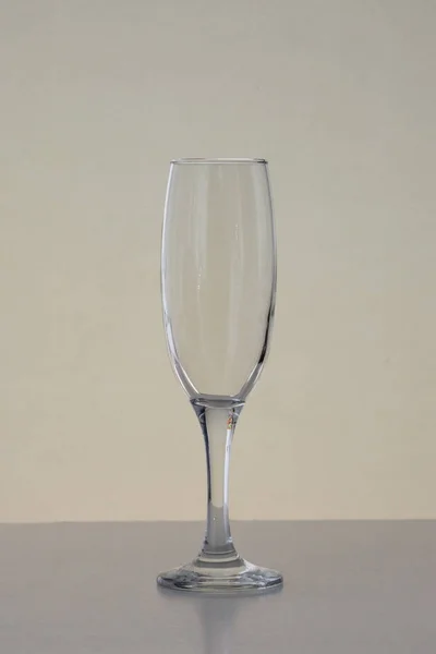 Ein leeres Glas Champagner auf dem Tisch — Stockfoto