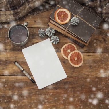 Günlüğü bir kalem, kitap, sıcak çay ile bir alüminyum vintage Kupası ile bir