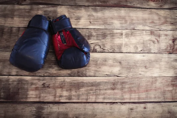 Czarne rękawice bokserskie na drewnianą podłogę — Zdjęcie stockowe