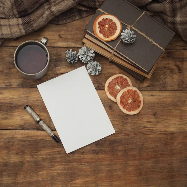 Лист бумаги с ручкой, книги, алюминиевая антикварная чашка с — стоковое фото