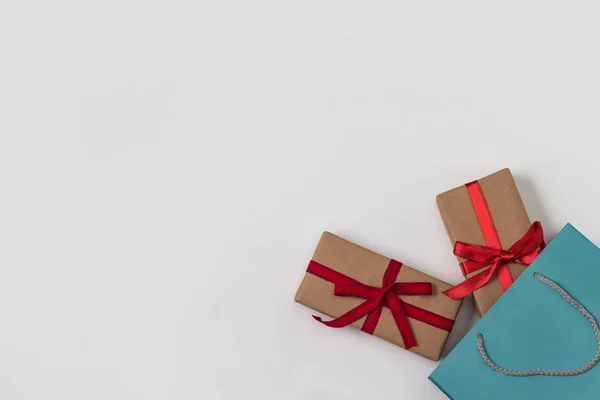 Deux cadeaux et un paquet cadeau de couleur bleue — Photo