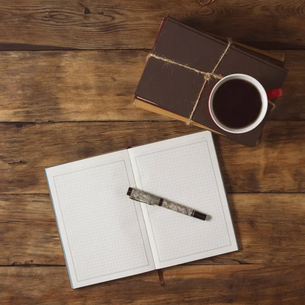 一摞书、一本日记、一支钢笔和一杯咖啡 — 图库照片