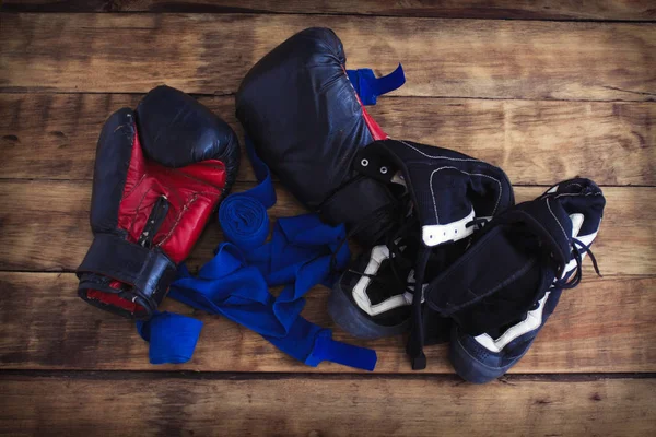 Imagem de luvas de boxeador preto, bandagens de boxe azul e sho boxe — Fotografia de Stock