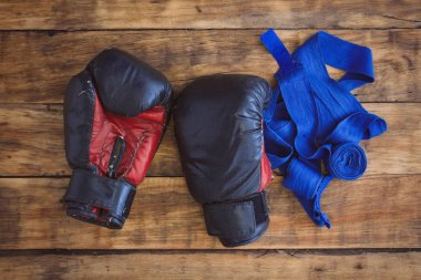 Boks eldivenleri ve ahşap zemin üzerinde söyleşilerin bandaj resmi
