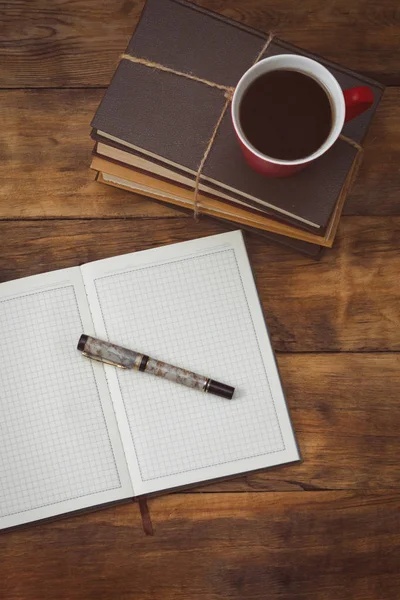 Un mucchio di libri legati con una corda e una tazza di caffè, un diario, un — Foto Stock