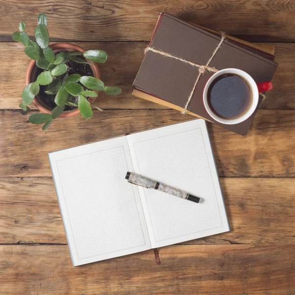 日记本和钢笔, 一顶茶在一堆书上的木制标签 — 图库照片