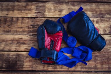 Vintage Grunge ahşap arka plan polis eski siyah boks eldivenleri