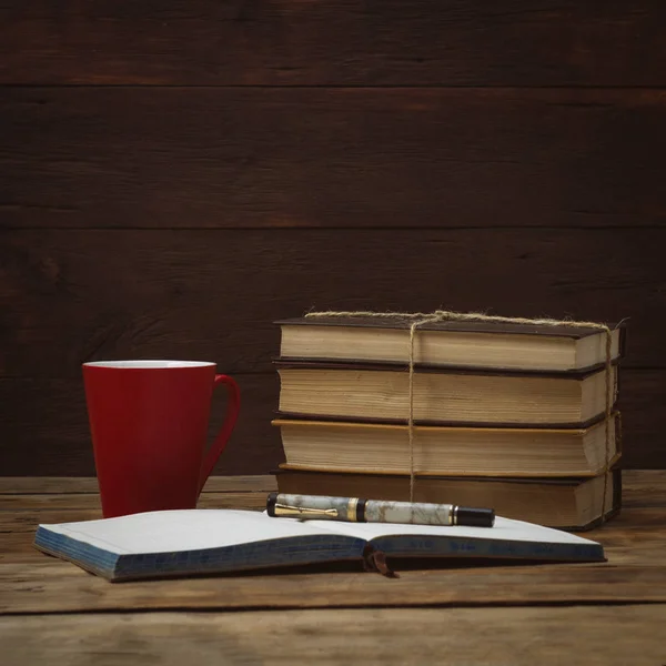 Un mucchio di libri legati con una corda, un diario, una penna e una tazza di — Foto Stock