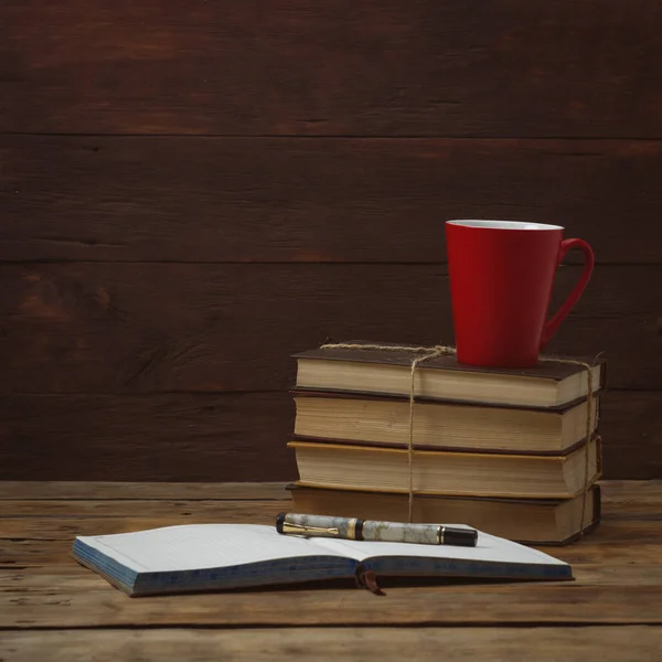 Un mucchio di libri legati con una corda e una tazza di caffè, un diario, un — Foto Stock