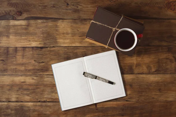 Un mucchio di libri legati con una corda e una tazza di caffè, un diario, un — Foto Stock