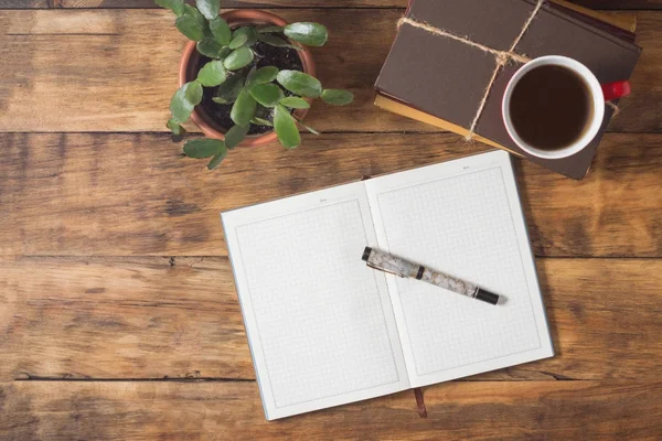 Immagine di un diario e penne su un tavolo di legno — Foto Stock