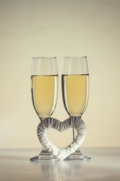 Deux verres de champagne et un cœur blanc fait main — Photo