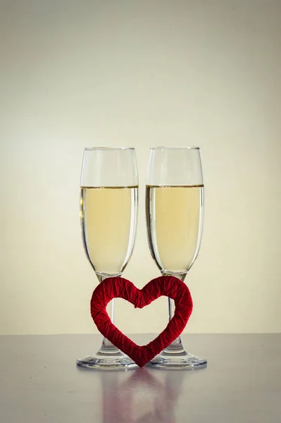 İki kadeh şampanya ve kırmızı kalp el yapımı — Stok fotoğraf