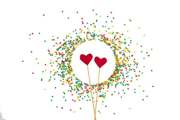 Разноцветные конфеты Круглая форма и два сердца на палочках на w — стоковое фото