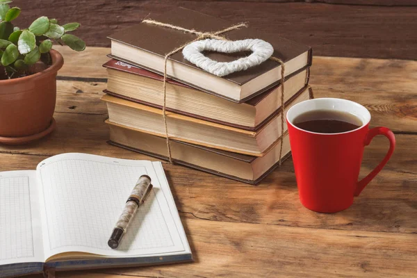 打开日记和心, 花, 一堆书, 红杯与 Coff — 图库照片