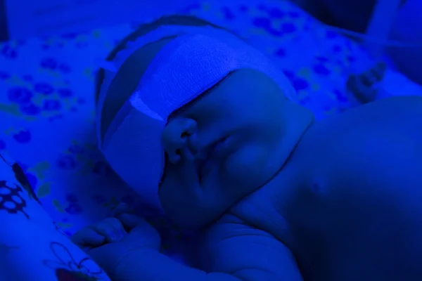 Recém-nascido em quartzo berço hospitalar — Fotografia de Stock