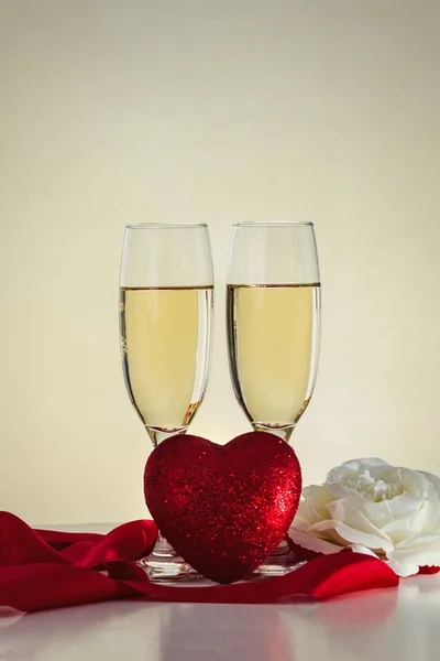 Two glasses with champagne, heart, white rose flower and red rib — Stock Photo, Image