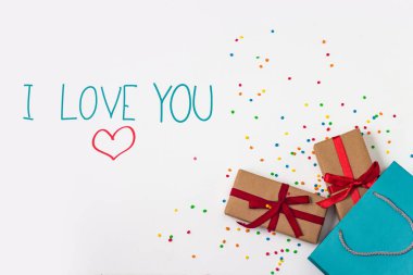 Festival kompozisyon. Hediyeler ve beyaz arka plan üzerinde hediye paketi