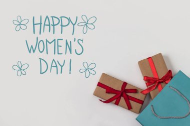 İki hediye ve bir hediye çanta beyaz zemin üzerine mavi renk. Reklam