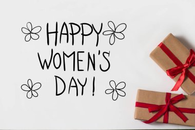 Beyaz bir arka plan üzerinde iki hediyeler. Mutlu kadın metin eklendi