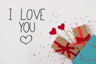 Sopa, iki hediye, hediye paketi üzerinde beyaz adam Kalpler