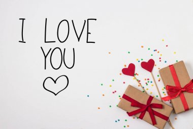 Sopa, iki hediyeler ve renk sahne üzerinde beyaz Backg Kalpler