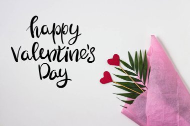 Kalpler sopa, pembe dekoratif kağıt, palmiye yaprağı, beyaz bac