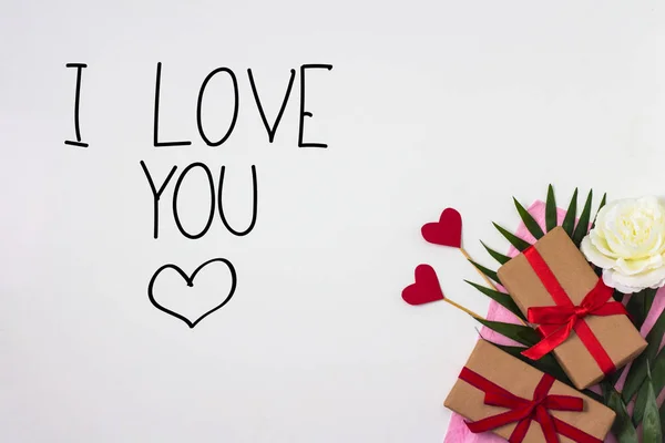 Herzen auf Stäbchen, Geschenk, rosa Zierpapier, Palmblatt, w — Stockfoto