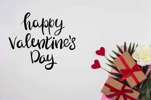 Herzen auf Stäbchen, Geschenk, rosa Zierpapier, Palmblatt, w — Stockfoto