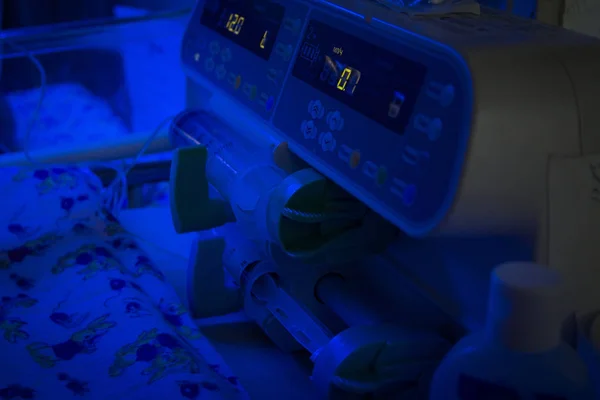 Bebê recém-nascido sob luz UV azul para a fototerapia na guerra infantil — Fotografia de Stock