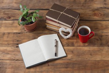 Açılan günlüğü, kalp, çiçek, kitap, kırmızı Kupası kahve ile yığını