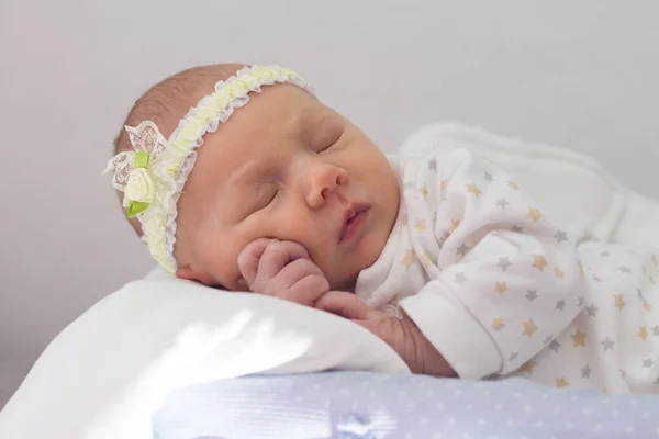 Vacker bild av en Baby i en korg på den vita bakgrunden — Stockfoto