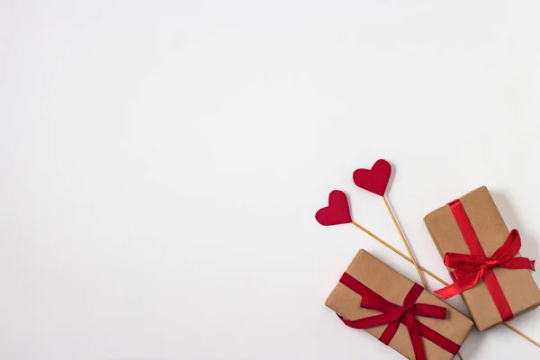 Sopa, beyaz arka plan üzerinde iki hediyeler kalpler. Üstten Görünüm — Stok fotoğraf