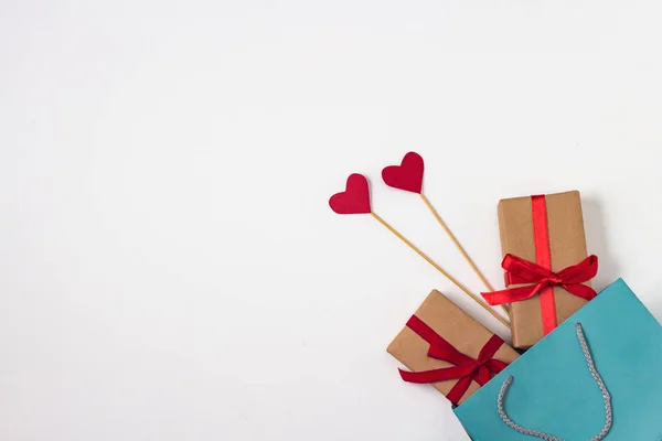 Corazones en palo, dos regalos, bolsa de regalo, corazones en un fondo blanco — Foto de Stock