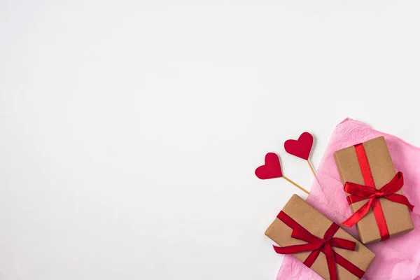 Sopa, iki hediyeler, pembe dekoratif kağıt üzerinde beyaz Kalpler — Stok fotoğraf